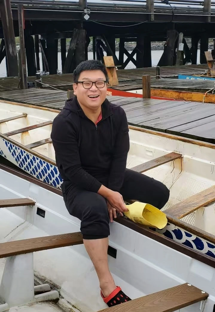Shuo Zhang cleaning a dragon boat during the first 2023 season